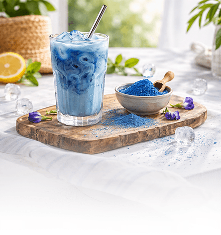 Egy pohár Blue Matcha kivonat a Biolabtól