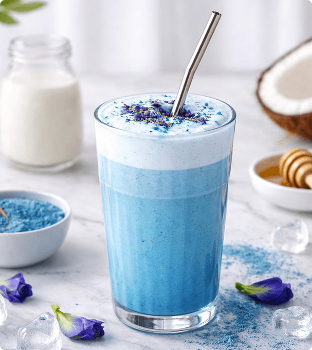 Egy pohár Blue Matcha kivonat a Biolabtól